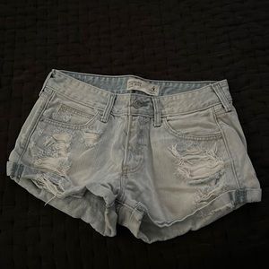 Abercrombie and Fitch size 4 low rise short light wash